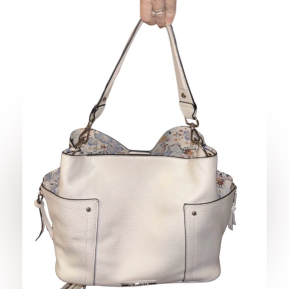 Steve Madden Handbags - Steve Madden bucket bag.m white/cream with silver hardware 2detachable strapsEUC